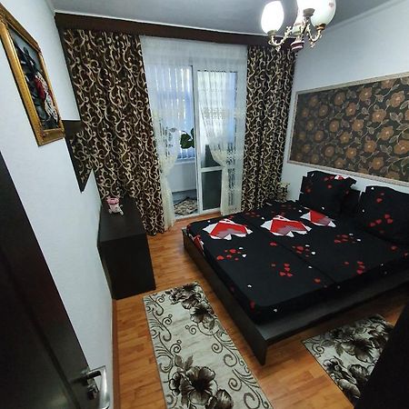 Sweet Home & Liliana Tecuci Luaran gambar