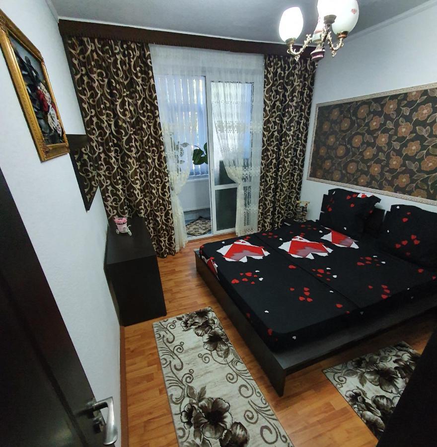 Sweet Home & Liliana Tecuci Luaran gambar