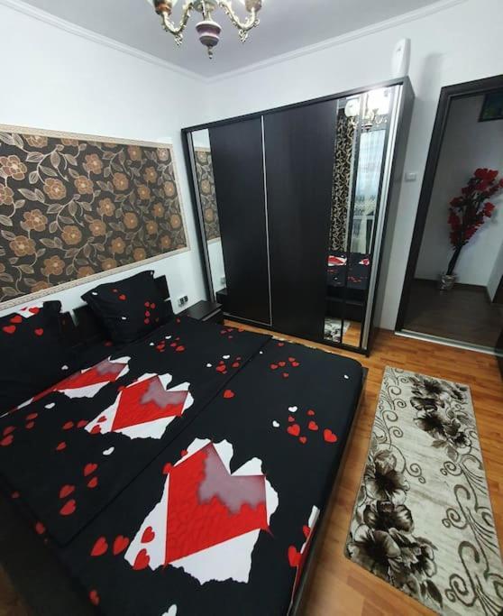 Sweet Home & Liliana Tecuci Luaran gambar